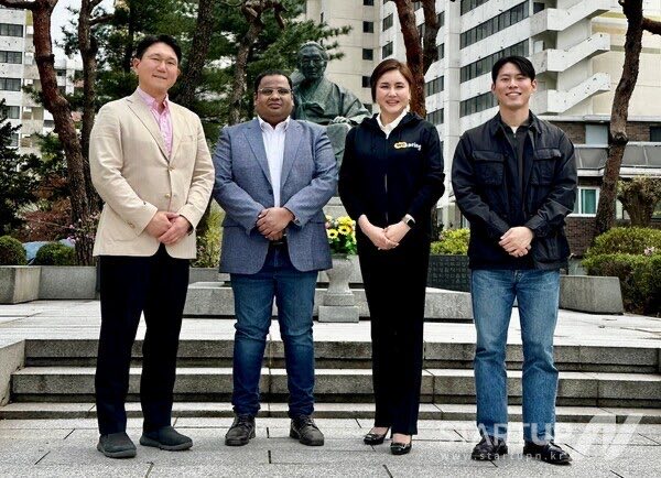 협약 체결 후 촬영한 위브링과 Indians in Korea 관계자들의 기념 사진