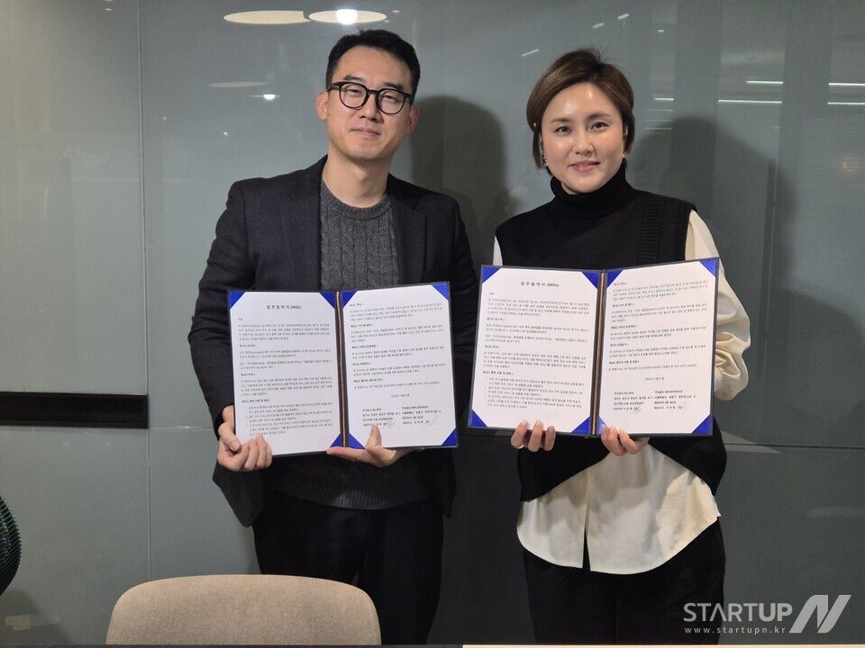 체결한 협약서를 든 위브링과 Momstay 관계자들의 기념 사진